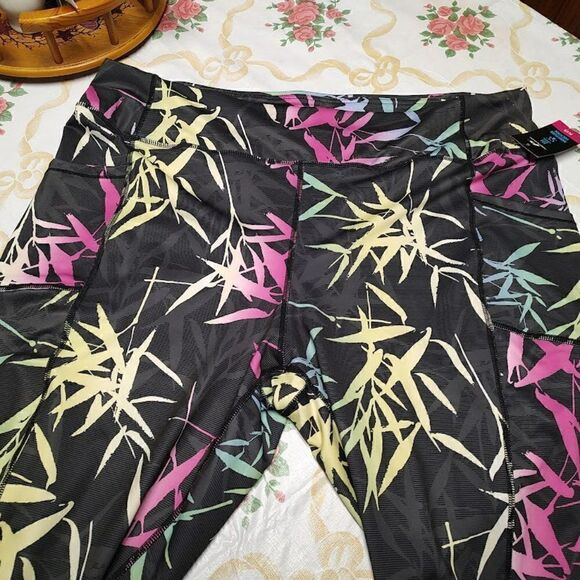 New Pro Player Black Multi-Color Designed Cropped Leggings Size Women's 3X - Picture 2 of 2